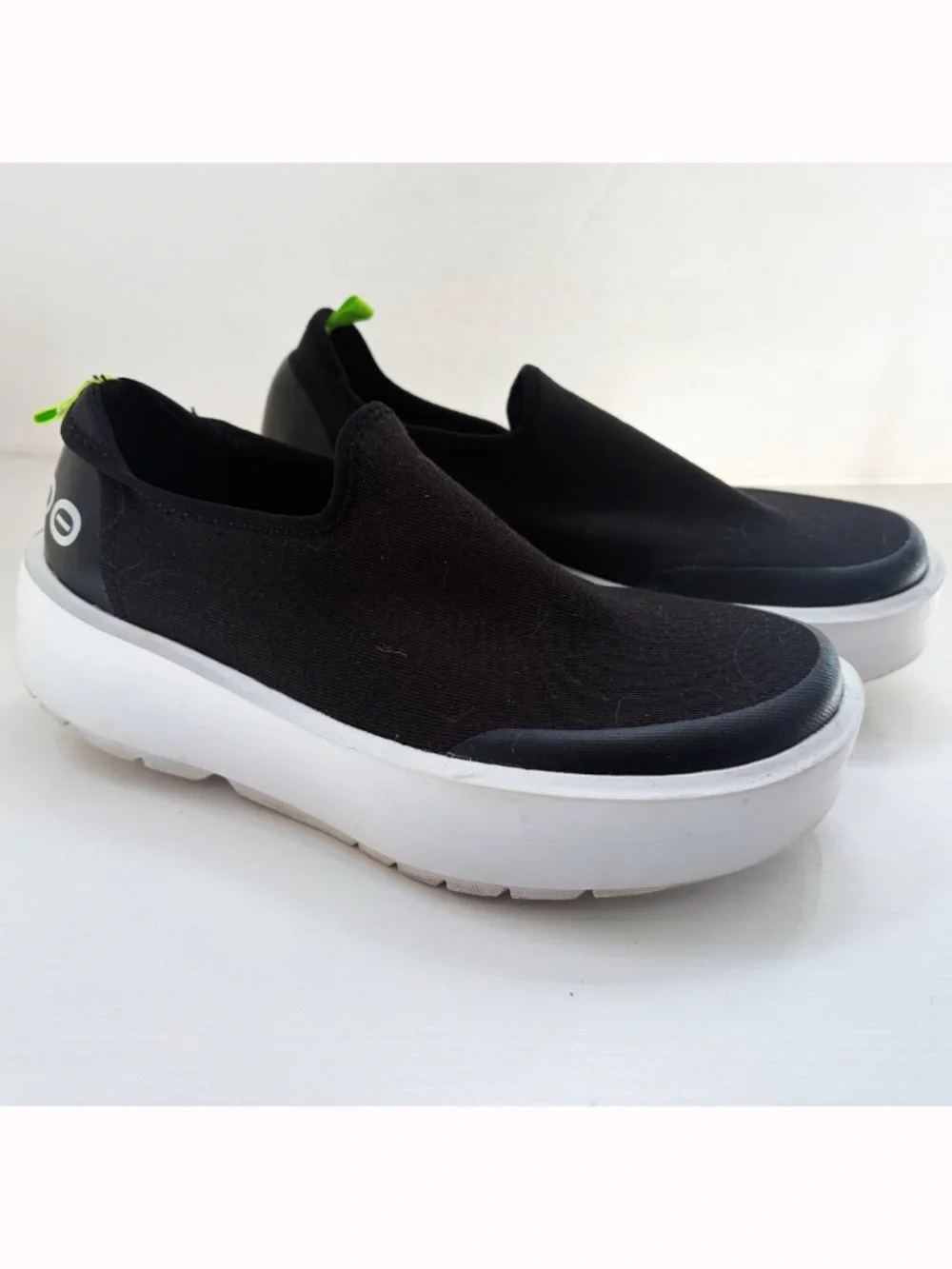 Oofos OOmg eeZee Low Recovery Slip-on Shoes, Size 6